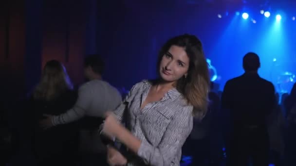 Konsert Video Happy Dancing Kaukasiska Flicka Publiken — Stockvideo