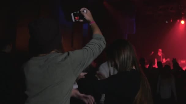 Konsert Video Tonåringar Flickor Vänner Publiken Inspelning Mobiltelefon — Stockvideo