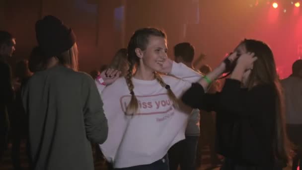 Концертное Видео Танцующие Девушки Друзья Толпе Хип Хоп Вечеринка — стоковое видео