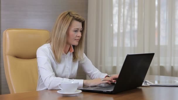 Typ Kobiety Laptopie Biurze Kobieta Bierze Kubek Pije Niego Pisze — Wideo stockowe