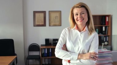 Kadın kameraya bakıp gülümsedi ve başparmağını gösterdi..