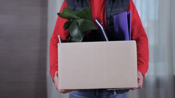 Pessoa Segurando Caixa Com Coisas Desempregados — Vídeo de Stock