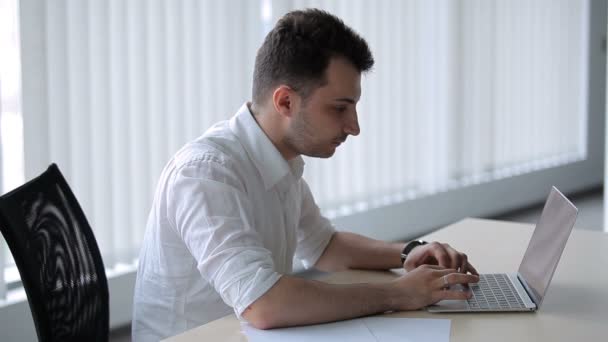 Młody Człowiek Siedzi Przy Stole Biurze Facet Pracuje Laptopie Człowiek — Wideo stockowe