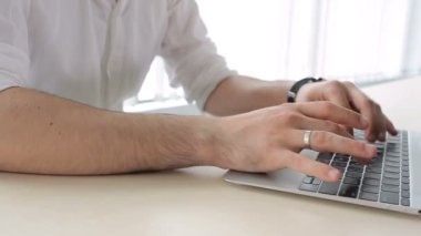 Kamera dizüstü bilgisayarın klavyesinde yazan el görüntüsünü tamamen kapsıyor..