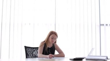 Ofisteki pencerenin yanında oturan kız. Kız notlar yazıyor. Genç adam kıza geliyor. Erkek kıza belgeler ve hatalar gösterir. Ama kız hatayı reddediyor..