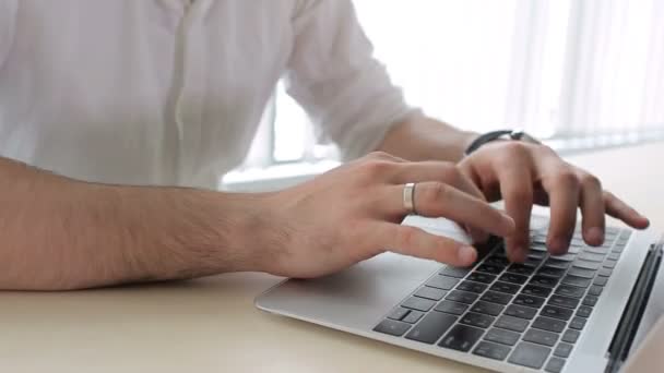 Visão Câmera Cobre Semicírculo Mãos Masculinas Que São Impressas Teclado — Vídeo de Stock