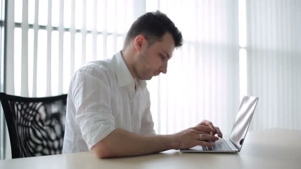 Серьёзный Человек Печатающий Ноутбуке Человек Закрывает Крышку Ноутбука Тянет Стул — стоковое видео