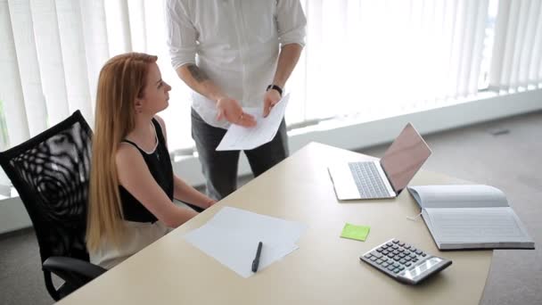 Tipo Hablando Con Una Chica Hombre Dice Chica Que Está — Vídeos de Stock