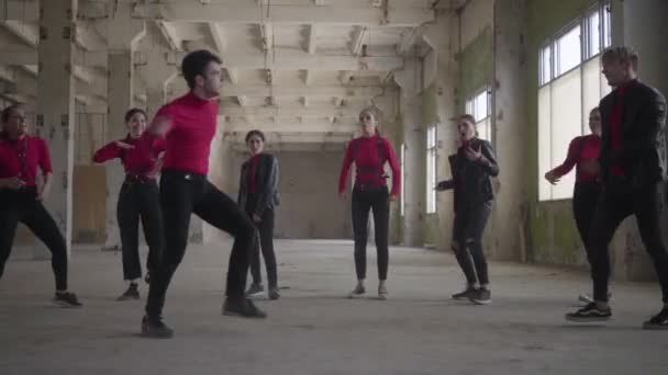 Des danseuses et des garçons habiles jouissant de mouvements hip hop exécutant ensemble des danses freestyle dans un bâtiment abandonné. Groupe caucasien faire danse freestyle moderne à l'intérieur. Bataille de danse . — Video