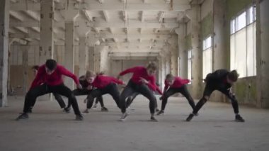 Genç kızlar ve pembe kostümlü çocuklar dans grubu eşzamanlı çekim veya video için hareketleri performans