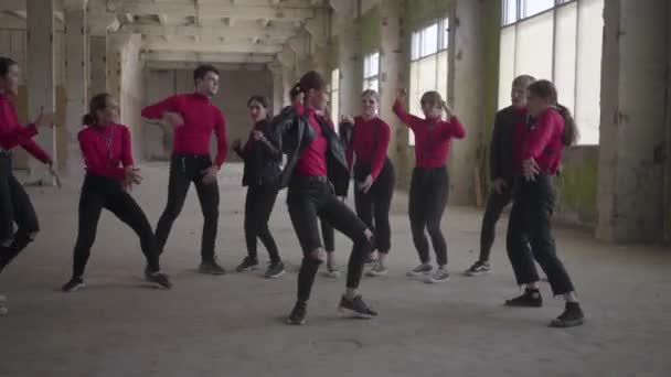 Skickliga dansare flickor och pojkar njuter hip hop flyttar utför Freestyle Dans tillsammans i en övergiven byggnad. Kaukasiska band gör modern Freestyle Dans inomhus. Hip hop Battle — Stockvideo