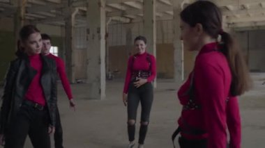 Profesyonel dansçılar kız ve erkek hip hop hareketleri birlikte terk edilmiş bir binada serbest dans performans zevk. Kafkas grubu modern serbest stil dans kapalı yapmak. Hip hop savaşı.