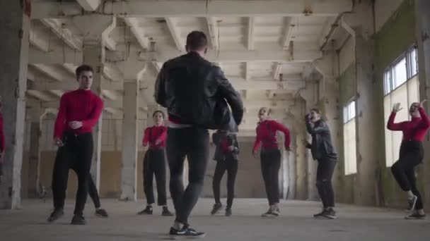 Dance ensemble showing modern performance for shooting a video or rehearsing making a dance battle with brakedance elements. Hip hop battle — Stock Video