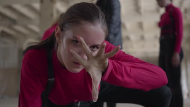 Des danseuses et des garçons professionnels appréciant les mouvements hip hop exécutant ensemble des danses freestyle dans un bâtiment abandonné. Caucasien bande faire moderne freestyle danse à l'intérieur . — Video