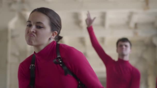 Skill táncosok lányok és fiúk élvezik a hip-hop mozog teljesítő Freestyle tánc együtt egy elhagyott épületben. Kaukázusi zenekar, hogy a modern Freestyle tánc beltéri. Lassított mozgás. — Stock videók
