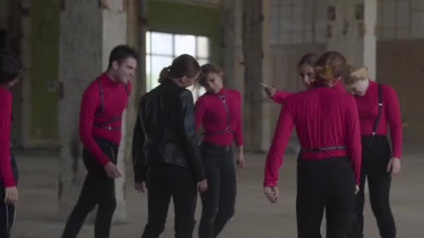 Danseurs professionnels filles et garçons appréciant les mouvements hip hop exécutant des danses freestyle ensemble dans un bâtiment abandonné. Groupe caucasien faire danse freestyle moderne à l'intérieur. Caméra en direct . — Video