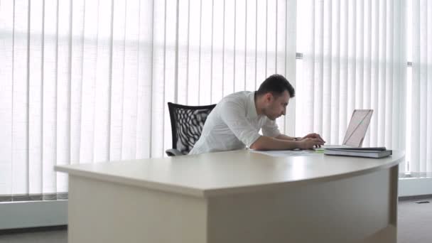 Joven Escribiendo Serio Teclado Hombre Vuelta Porque Grita — Vídeo de stock