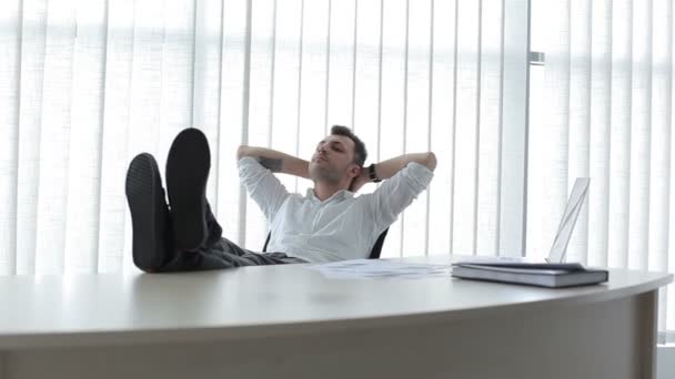 Mladý Muž Sedící Židli Kanceláři Mužské Nohy Jsou Stole Mužské — Stock video