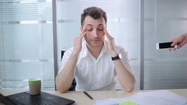 Homem Mantinha Mãos Atrás Cabeça Telefones Começam Tocar Homem Não — Vídeo de Stock