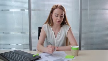 Kız not yazıyor. Telefonlar çalmaya başladı. Kızın çağrılara cevap verecek vakti yok çünkü kızın dört tane yüzüğü var. Bir kız bağırmaya başladı ve ellerini başının arkasında tuttu..