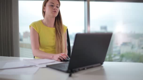 Een Meisje Bij Het Raam Meisje Typt Het Toetsenbord Tekst — Stockvideo