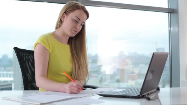 Young Girl Sitting Office Window Girl Writing Notes Paper Girl — Stock Video