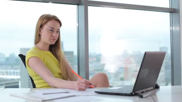 Joven Sentada Oficina Cerca Ventana Chica Relajado Escribir Notas Papel — Vídeo de stock