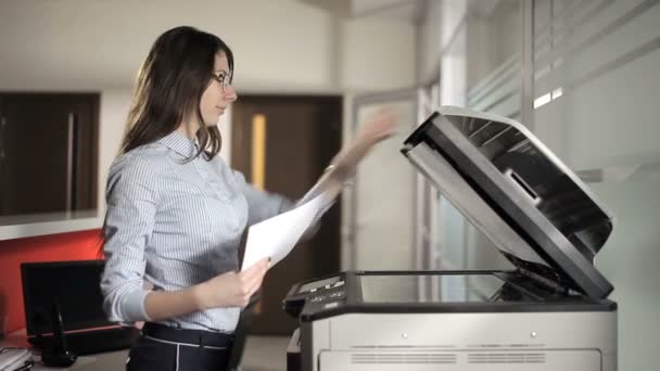 Chica Viene Impresor Joven Deposita Papel Impresora Imprime Varias Copias — Vídeo de stock