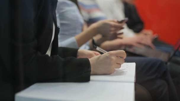 Ragazza Sta Scrivendo Degli Appunti Ufficio Sullo Sfondo Ragazza Che — Video Stock