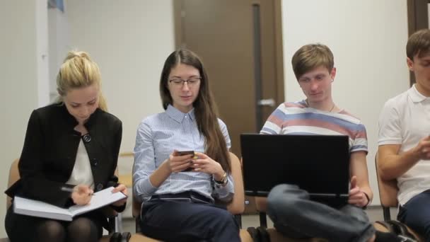 Pět Mladých Lidí Sedí Židli Kanceláři První Holka Píše Nějaké — Stock video