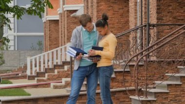 Mulatto arşiv defterindeki arkadaşını gösteriyor. Merdivenlerin yanında durup kitap okuyan ve tartışan gençler. Hesap defterlerinde gösterene kadar elinde kitap ve defter tutan adam..