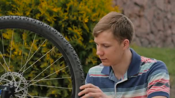 Jovem Vira Roda Bicicleta Homem Mostra Que Todo Bom Gesto — Vídeo de Stock