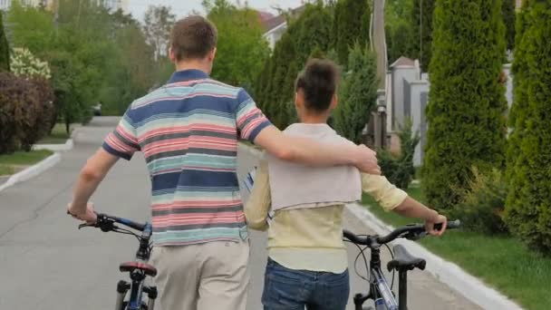 Back View Vídeo Homem Menina Estudantes Com Bicicletas Estrada Rua — Vídeo de Stock