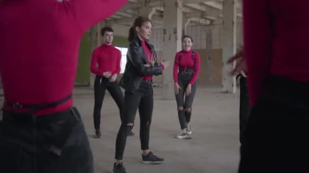 Des danseuses et des garçons professionnels appréciant les mouvements hip hop exécutant ensemble des danses freestyle dans un bâtiment abandonné. Caucasien bande faire moderne freestyle danse à l'intérieur . — Video