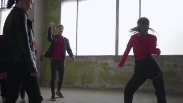 Conjunto de dança mostrando desempenho moderno para filmar um vídeo ou ensaiar fazendo uma batalha de dança — Vídeo de Stock