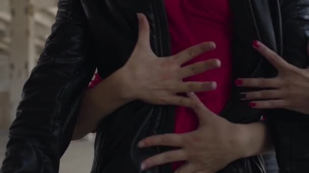 Unerkannter Typ, der mit weiblichen Händen berührt wird, wenn er eine Performance macht oder ein Video dreht. Frauenhände umarmen einen Mann. — Stockvideo