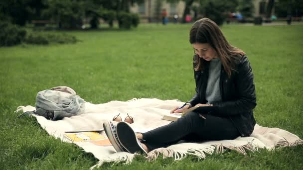 Charmante Studentin Lernt Draußen Auf Dem Campus Und Schreibt Notizen — Stockvideo