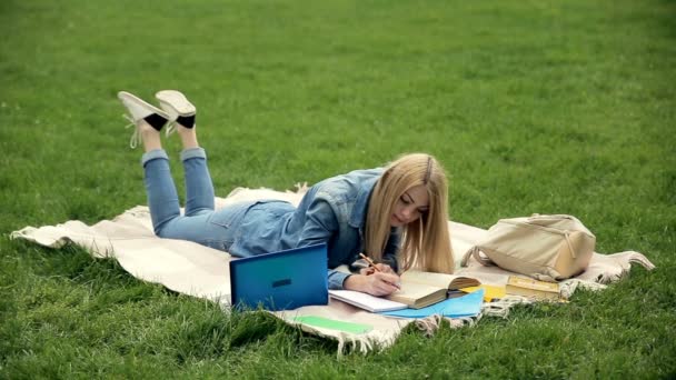 Estudante Muito Feminino Está Deitado Cobertor Jogando Pernas Para Trás — Vídeo de Stock