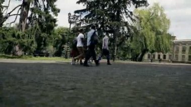 video, üniversiteye yürüyen öğrenci grubu