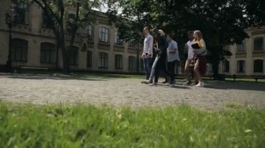 üniversiteye giden üniversite öğrencilerinin grup video  