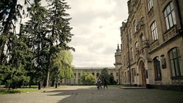 Vídeo Del Grupo Estudiantes Universitarios Que Van Universidad — Vídeos de Stock