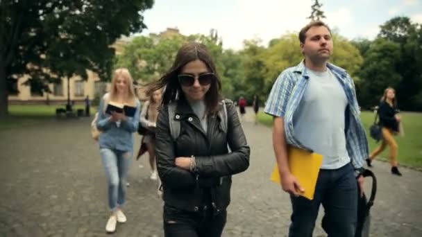 Video Studenten Gehen Zum Universitätsgebäude Und Unterhalten Sich Freien — Stockvideo