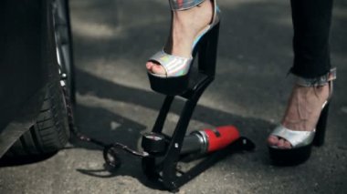 Yüksek topuklu kadın bacağına yaklaşmak otoyolda ayak pompasıyla araba lastiğini şişirmektir.