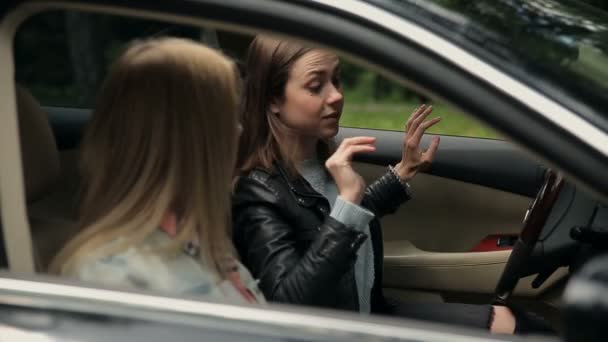 Dos Chicas Jóvenes Adorables Están Saliendo Del Coche Porque Coche — Vídeo de stock