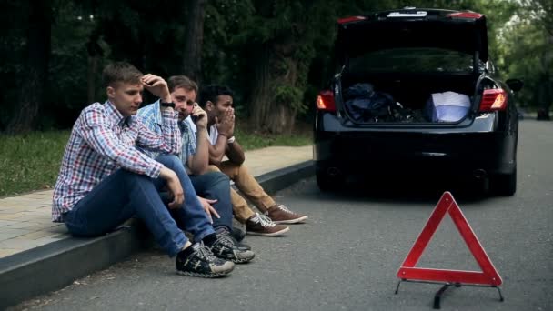 Trzech Młodych Mężczyzn Siedzi Poboczu Zepsuł Się Samochód Jeden Człowiek — Wideo stockowe