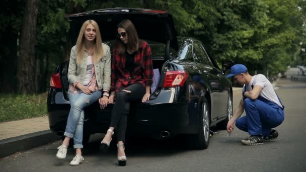 Chicas Sonrientes Están Sentadas Maletero Abierto Discutiendo Accidente Carretera Mientras — Vídeos de Stock