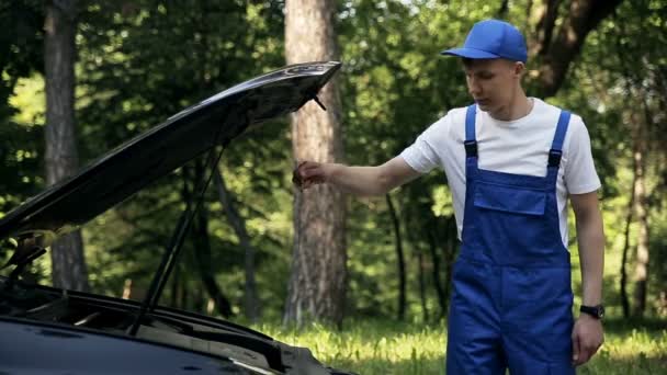 Joven Mecánico Guapo Está Comprobando Nivel Aceite Motor Carretera Tiene — Vídeos de Stock