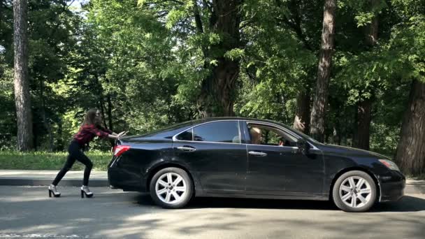 Jovem Mulher Bonita Salto Alto Está Esforçando Para Empurrar Carro — Vídeo de Stock