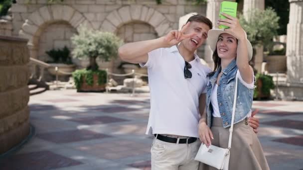 Mladý Pár Dělá Selfie Pozadí Hotelu Dívka Muž Usmívají Projevují — Stock video