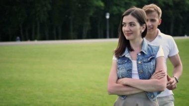 Kız, adamı bekliyor. Adam arkadan kıza yaklaştı ve kıza bir hediye verdi. Kız gülümsüyor ve mutlu. Çift gülüyor ve flört ediyor..